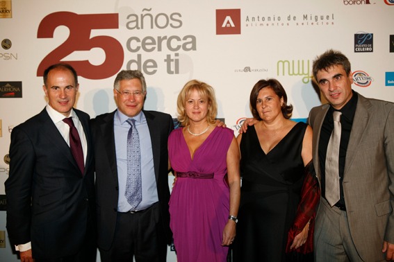 Fotografía de grupo en el 25 aniversario de Antonio de Miguel