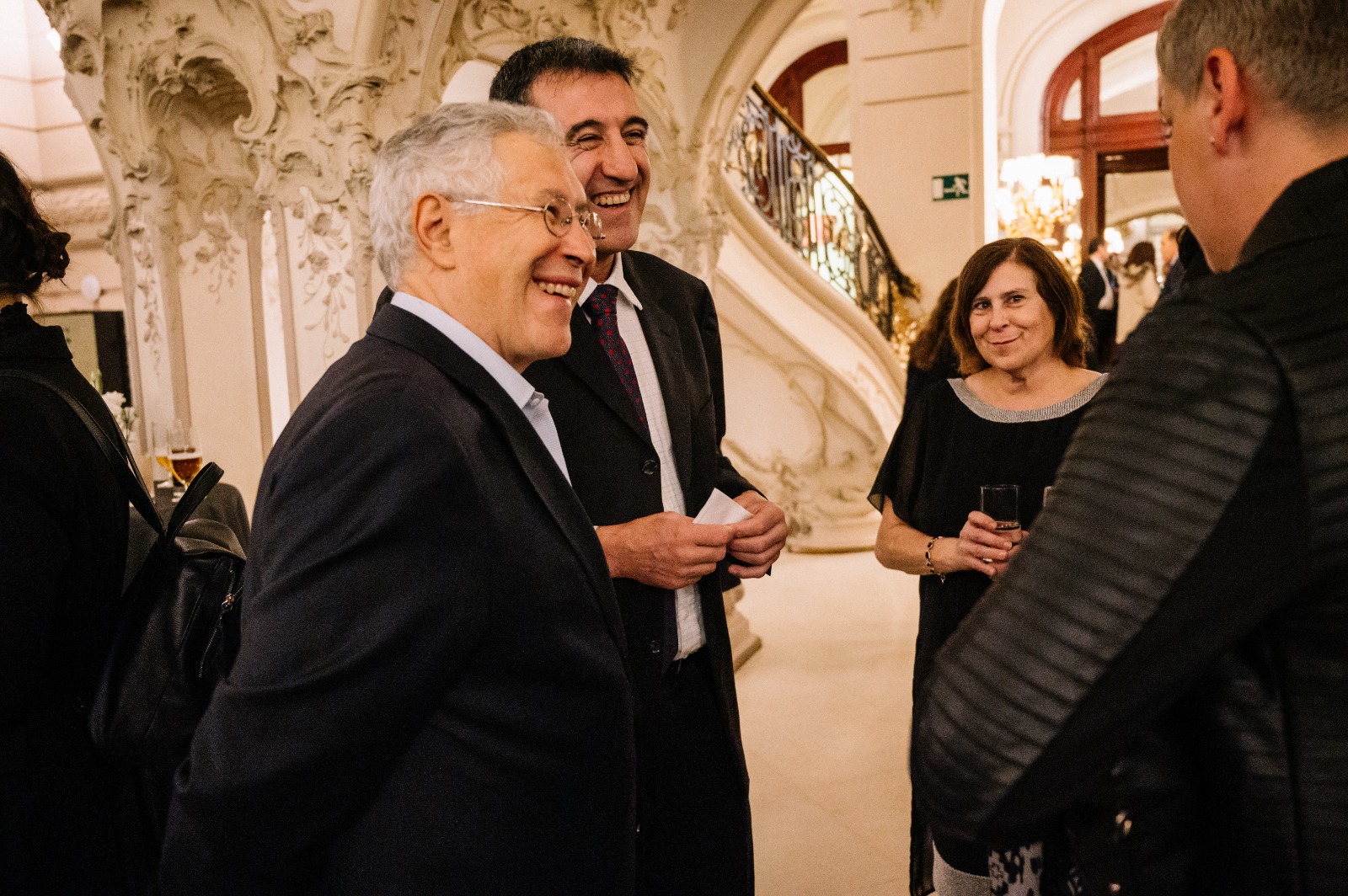 Paco de Miguel conversando con asistentes en un encuentro